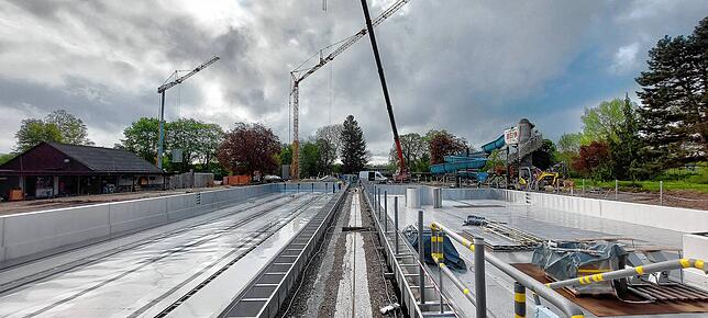 Große Kräne hieven das Material von der Straße auf die Baustelle.