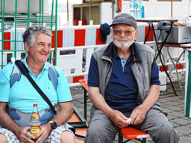 Bild 11: Die neue Fähre wird im Staader Hafen feierlich auf &bdquo;Richmond&ldquo; getauft. Diese Besucher sind dabei