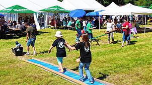Erwachsene und Kinder haben beim Sommerfest der Kieschtockzunft Unterkirnach viel Spaß. Eigens für die Jüngsten hat die Zunft einen ...