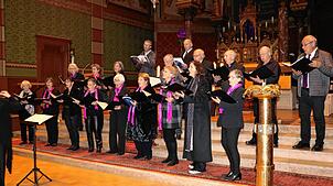 Die 20 Sängerinnen und Sänger des katholischen Kirchenchores beeindruckten beim Passionskonzert, mit dem die Feierlichkeiten zum ...