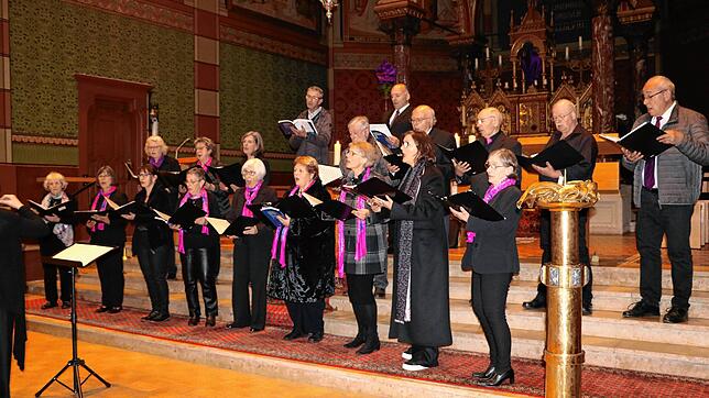 Die 20 Sängerinnen und Sänger des katholischen Kirchenchores beeindruckten beim Passionskonzert, mit dem die Feierlichkeiten zum ...