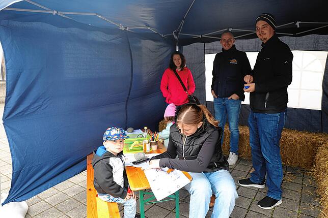 Basteln und Malen von Feuerwehrautos und Krankenwagen freut den kleinen Besucher.
