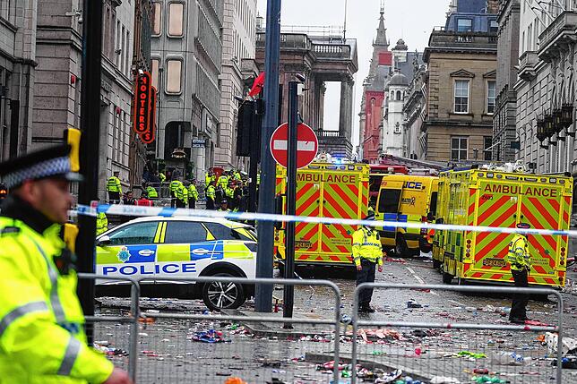 Polizei und Rettungskräfte sind in der Water Street in Liverpool im Einsatz.