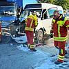 Die Feuerwehr muss im Bereich Trottäcker/Jurastraße Betriebsflüssigkeiten entfernen, die bei einem Unfall ausgetreten sind.