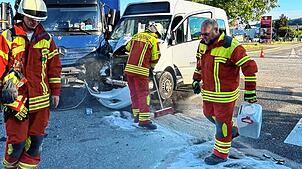 Die Feuerwehr muss im Bereich Trottäcker/Jurastraße Betriebsflüssigkeiten entfernen, die bei einem Unfall ausgetreten sind.