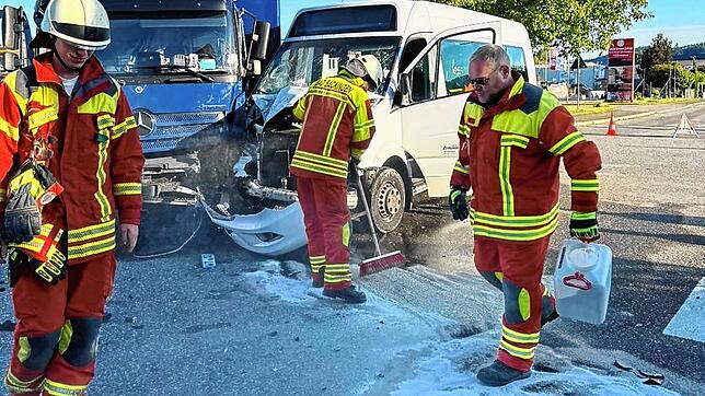 Die Feuerwehr muss im Bereich Trottäcker/Jurastraße Betriebsflüssigkeiten entfernen, die bei einem Unfall ausgetreten sind.