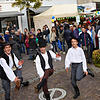 Die fünf Jungs aus der ungarischen Partnerstadt Vac unterhalten 2017 die Herbstfest-Besucher mit ihren Volkstänzen ganz spontan auf der ...