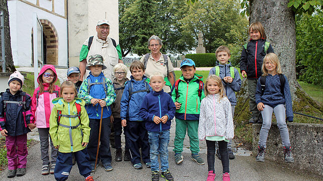 Den Rucksack auf dem Rücken gefüllt mit Getränken und Leckereien, so zogen gestern 15 Kinder in den Längewald. Begleitet wurden die ...