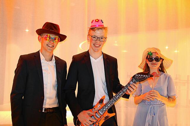 Trotz Corona ließen die Abiturienten sich den Spaß an ihrer Abi-Feier nicht verderben. Tobias Weingarten, Tim Würfl und Lena Winder ...