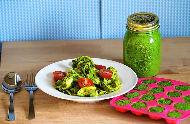 Frisch genießt man das Pesto am besten mit Pasta. Pienienkerne, Cocktailtomaten und Schinkenwürfel peppen die Teigwaren auf. Im Glas ist ...
