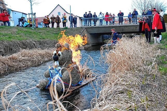 Das hat große Tradition. Die Bietinger Narrenzunft Biberschwanz verbrennt einen aus Stroh fabrizierten Biber im gleichnamigen Gewässer.
