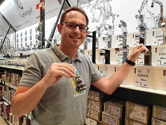 Zum Aufschrauben auf Armaturen gibt es Durchflußbegrenzer wie diesen hier. Sie lassen sich einfach montieren und sparen meist viel ...