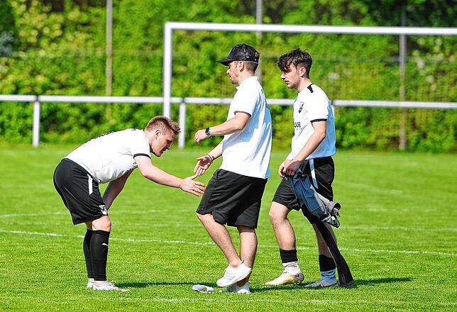 Trost spenden hilft nach der Niederlage gegen Marbach kaum. Schonachs Trainer Dennis Dickscheid leistet dennoch Aufbauarbeit für seine ...