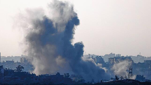 Wie gehen deutsche Unternehmen mit der neuen Eskalation in Nahost um? Die Aufnahme zeigt eine Explosion im Gaza-Streifen, aufgenommen in ...