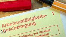 Der Gelbe Schein: Bei Arbeitsunfähigkeit gelten besondere Regeln hinsichtlich Arbeitslosengeld.