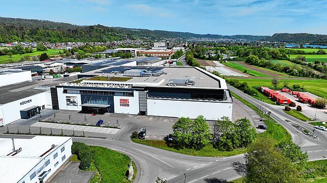 Im Laufe der vergangenen fünf Jahrzehnte hat sich der Möbelmarkt Dogern in mehreren Ausbauphasen ständig weiterentwickelt.