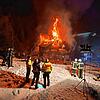 Meterhoch schlagen die Flammen aus der Walkenmühle im Steinatal bei Bonndorf. Die Feuerwehr kämpfte mehr als fünf Stunden, um den Brand ...
