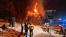 Meterhoch schlagen die Flammen aus der Walkenmühle im Steinatal bei Bonndorf. Die Feuerwehr kämpfte mehr als fünf Stunden, um den Brand ...