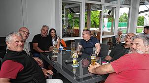 Der Mittwochsstammtisch fühlt sich wohl im Wirtshaus an der Rotach, der Vereinsgaststätte des SV Oberteuringen (von links): Erwin ...