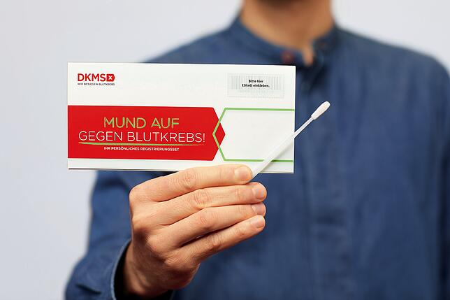 Nach dem Ausfüllen einer Einverständniserklärung wird beim Spender ein Wangenschleimhautabstrich mittels Wattestäbchen durchgeführt.