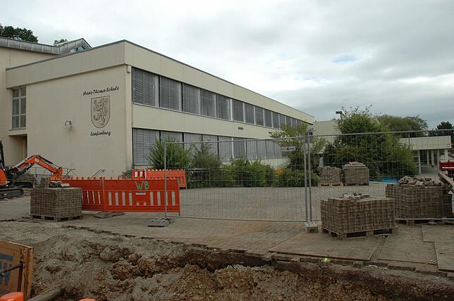 Die Hans-Thoma-Schule im Jahr 2019 mit Anbau. Zurzeit wird die neue Heiztechnik eingebaut.