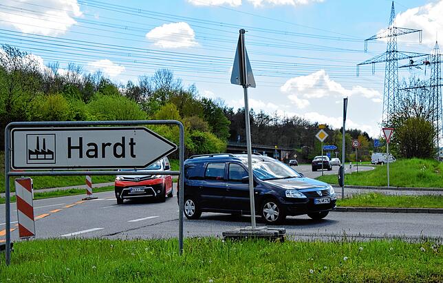 Bild 6: Asphalt weg, Geländer weg, Bohrkerne entnommen: So lief der ersten Tag mit Großbaustellen an zwei Stockacher Ortseingängen
