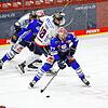Die Schwenninger Wild Wings (vorne Daniel Pfaffengut) konnten sich in der Helios-Arena gegen die Iserlohn Roosters mit 4:3 durchsetzen.