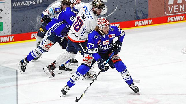 Die Schwenninger Wild Wings (vorne Daniel Pfaffengut) konnten sich in der Helios-Arena gegen die Iserlohn Roosters mit 4:3 durchsetzen.