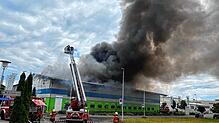Das Entsorgungszentrum Raz in Kreuzlingen steht am Mittwochmorgen, 9. Juli, in Vollbrand.