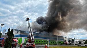 Das Entsorgungszentrum Raz in Kreuzlingen steht am Mittwochmorgen, 9. Juli, in Vollbrand.