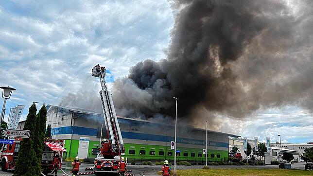 Das Entsorgungszentrum Raz in Kreuzlingen steht am Mittwochmorgen, 9. Juli, in Vollbrand.