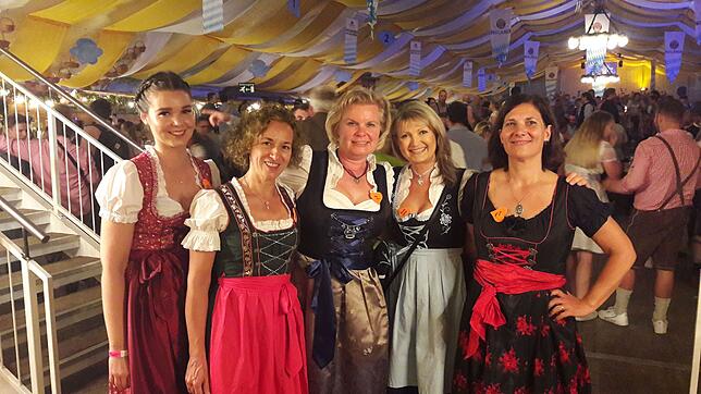 Auf der Damenwies‘n auf der Empore im großen Festzelt ist das weibliche Geschlecht unter sich.
