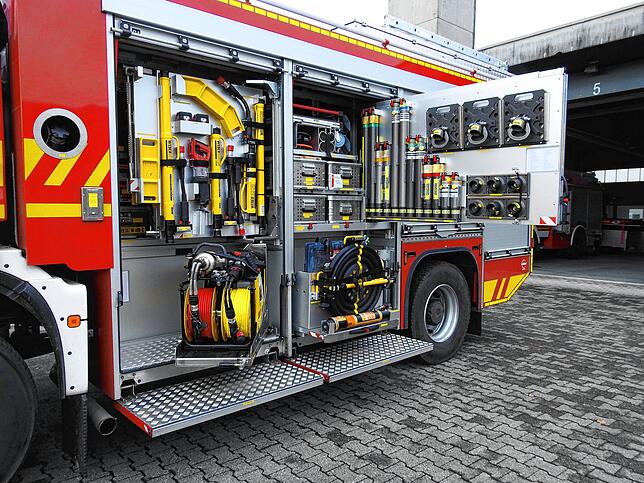 Der Unfallrettungssatz ist mit seinem schweren Hydraulikwerkzeug insbesondere für Einsätze mit großen Fahrzeugen gedacht. Problemlos ...