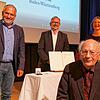 Bruno Epple (unten) wurde im Milchwerk die Heimatmedaille des Landes Baden-Württemberg verliehen. Im Hintergrund (von links) OB Martin ...