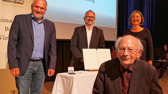 Bruno Epple (unten) wurde im Milchwerk die Heimatmedaille des Landes Baden-Württemberg verliehen. Im Hintergrund (von links) OB Martin ...