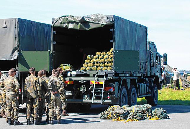 Bild 14: Bilder von der Übung der Fallschirmspringer der Bundeswehr bei Bodman-Ludwigshafen