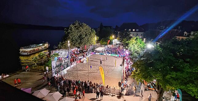 Eine Traumkulisse für den Sport: Die Sparkasse Bodensee Beach Days auf dem Überlinger Landungsplatz.