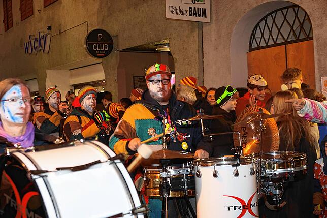 Bild 1: Butzenlauf 2025: Das sind die spektakulärsten Bilder der Konstanzer Fasnacht – Jetzt ansehen