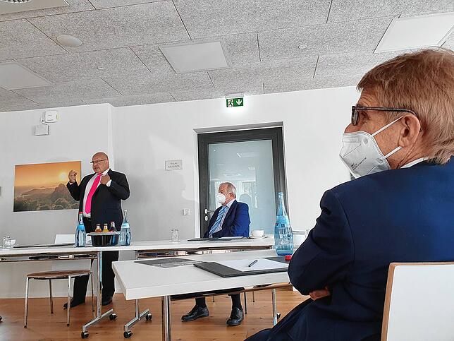 Constantin Papst (rechts) ist als Eigentümer des Hotels „Federwerk“ als Dienstag ein perfekter und bescheidener Gastgeber.