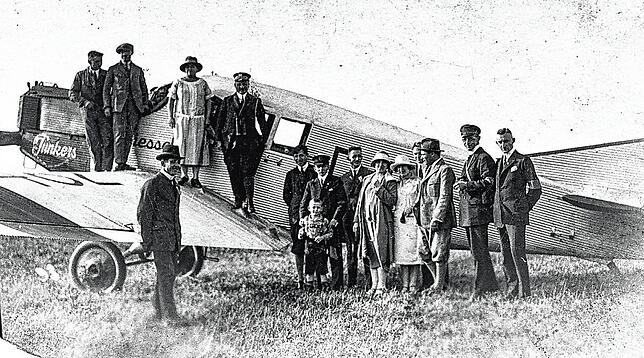 1928 waren die Leute noch stolz, wenn sie sich einem Flugzeug – hier der Junkers F 13 – nähern konnten. Gar mitfliegen? Das ...