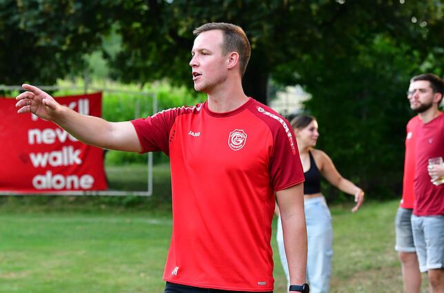 Da geht‘s lang: Trainer Jörg Ritter vom FC Grießen ist vom schlechten Saisonstart zwar nicht angetan, doch er verfällt wie sein ...