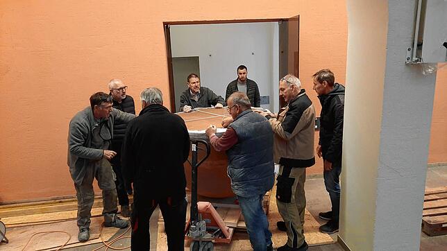 Bild 10: Uff, geschafft! Alle Bilder vom schweren Weg des 2,5 Tonnen schweren Altars in die Kirche St. Oswald