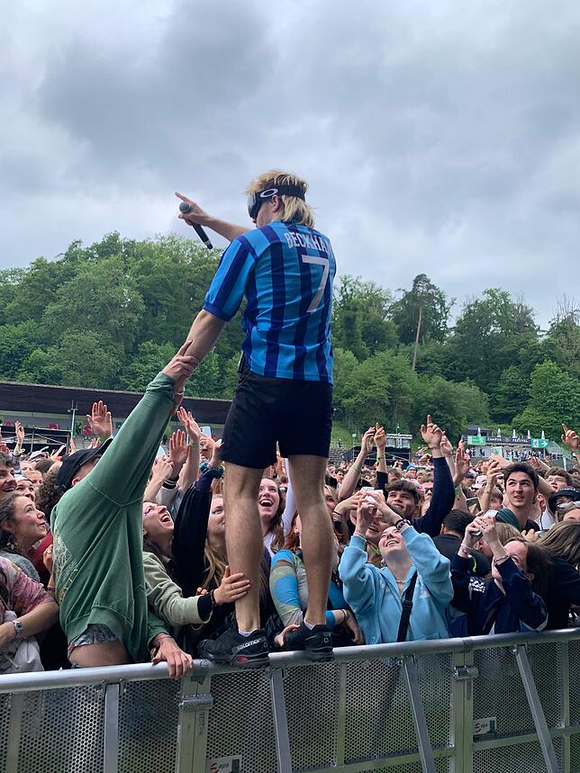 Auch er ist ganz nah bei seinem Fans: Ski Aggu, der mit „Party Sahne“ im Konstanzer Bodenseestadion einen der Festival-Hits ...