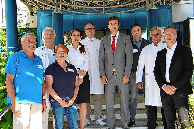 Bald wird die Tür des Krankenhauses hinter ihnen geschlossen (von links): Sigmar Hägele (Betriebsrat), Chefarzt Sebastian Jung, Christa ...