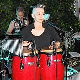 Als Spanierin spielt sie gerne in Innenhöfen : Sängerin und Percussionistin Pilar Serano von „Diego‘s Canela“.