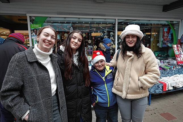 Bild 15: Groß und Klein trotzen beim Weihnachtsmarkt Rickenbach dem Schmuddelwetter