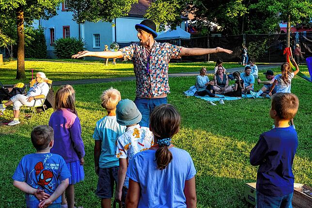 Ein Walking Act im Hindenburg Park erfreut die kleinen Besucher.