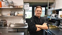 Peter Bogdanovic, Küchenchef des Gasthauses Sternen in Singen-Bohlingen, in seinem Reich, der Küche (Archivbild). Am 1. Oktober kocht er ...