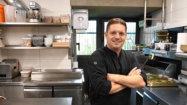 Peter Bogdanovic, Küchenchef des Gasthauses Sternen in Singen-Bohlingen, in seinem Reich, der Küche (Archivbild). Am 1. Oktober kocht er ...