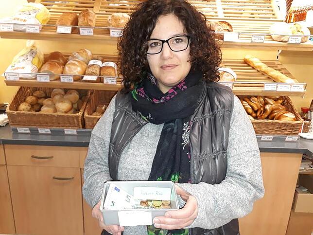 Sandra Kern mit dem "Werner Kässle" im Dorfladen Wallhausen.